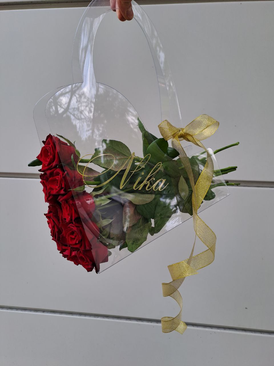 Прозрачная корзина с красными розами и надписью